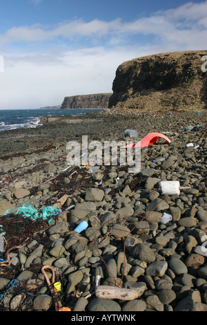 Le plastique déchets rejetés sur la plage près de Ardmore Point Ile de Skye en Ecosse Banque D'Images