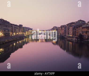 Italie, Toscane, Florence, Ponte Vecchio reflètent dans l'Arno Banque D'Images