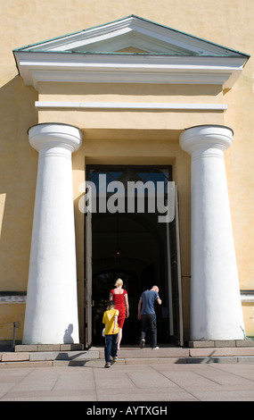 Touristes entrant dans la cathédrale d'Oulu (Oulun Tuomiokirkko en finnois) Église évangélique luthérienne, Finlande Banque D'Images