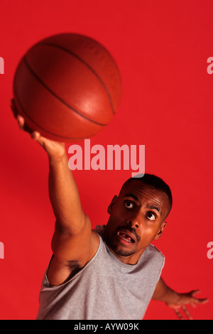 Joueur de basket-ball masculin va jusqu'à un coup de feu. Banque D'Images