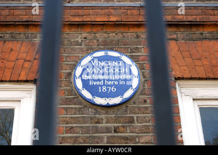 Vu à travers les rampes, les british blue plaque marquant l'ancienne résidence du peintre Vincent van Gogh, à Isleworth, Middlesex, Angleterre Banque D'Images