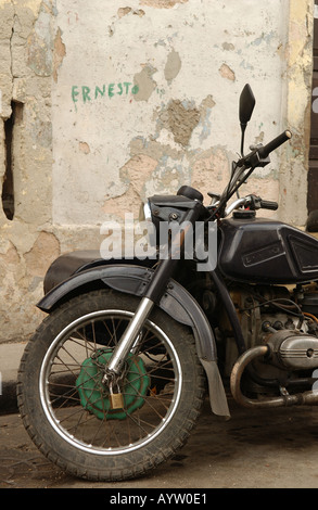 Une moto avec un side-car garé dans une rue La Havane Cuba Banque D'Images
