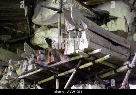 Indonésie : Cercueils dans une chambre funéraire des tombes dans les grottes de l'île de Sulawesi, Londa Banque D'Images