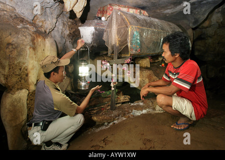 Indonésie : Cercueils dans une chambre funéraire des tombes dans les grottes de l'île de Sulawesi, Londa Banque D'Images