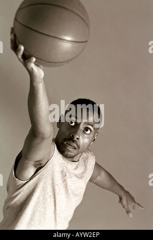 Joueur de basket-ball masculin rendez-vous pour un shot Banque D'Images