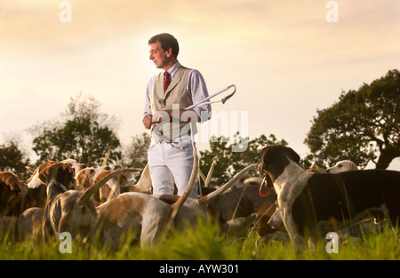 HUNTSMAN MAÎTRE ROBIN NICHOLLS DU TETCOTT HUNT CORNOUAILLES DU NORD AVEC SES CHIENS LORS D'UNE RÉUNION PRÈS DE LEUR CAGE DANS KILKHAMPTO Banque D'Images