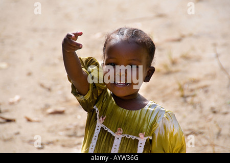 Jeune fille africaine avec la main mendier Banque D'Images