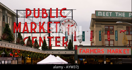 Marché public en néon au-dessus le marché de Pike Place du centre-ville de Seattle Washington Banque D'Images