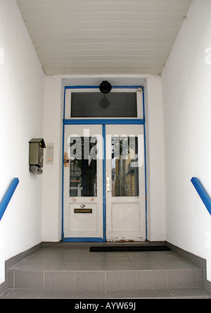 Portes doubles dans l'ancienne garniture bleu avec des escaliers menant à un porche Banque D'Images