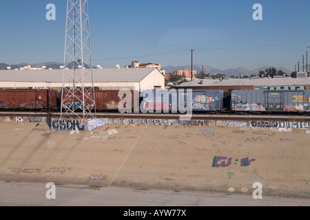 Le Graffiti vaporisé sur le ciment et les trains de voiture Banque D'Images