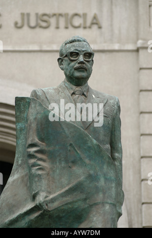 Statue de Salvador Allende à Santiago de ChileSalvador statue d'Allende à Santiago du Chili avec le ministère de l'édifice de la Justice Banque D'Images