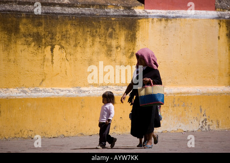 Femme maya avec Childreen walking Banque D'Images