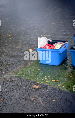 Route inondée avec blue recycling box Banque D'Images