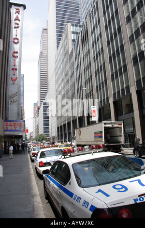 Les voitures de la police de l'extérieur de Radio City New York Banque D'Images