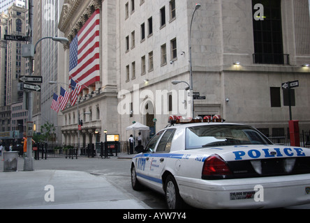 Le NYPD à Wall Street à Manhattan Banque D'Images