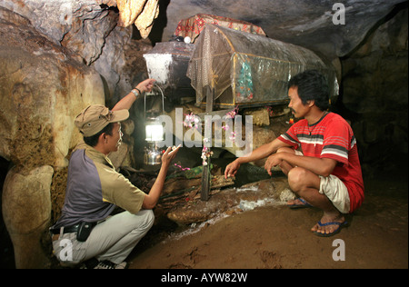 Indonésie : Cercueils dans une chambre funéraire des tombes dans les grottes de l'île de Sulawesi, Londa Banque D'Images