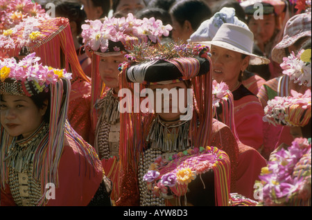 Fille robe traditionnelle Lisu dans les célébrations du Nouvel An zone Mae Salong Thaïlande Chaing Rai Banque D'Images