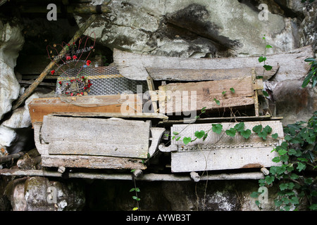 Indonésie : Cercueils dans une chambre funéraire des tombes dans les grottes de l'île de Sulawesi, Londa Banque D'Images