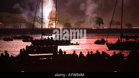 D'artifice du 4 juillet au bord du Lac à Milwaukee, WI. Banque D'Images