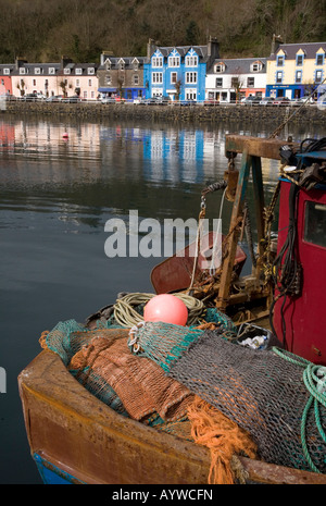 Réflexions de maisons peintes de couleurs vives et bateau de pêche du hareng dans le port de Tobermory ou Balamory, Isle of Mull, Argyll, Scotland UK Banque D'Images