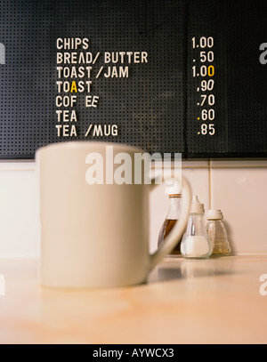 Un gros plan d'une chope dans une scène typiquement British cafe Banque D'Images