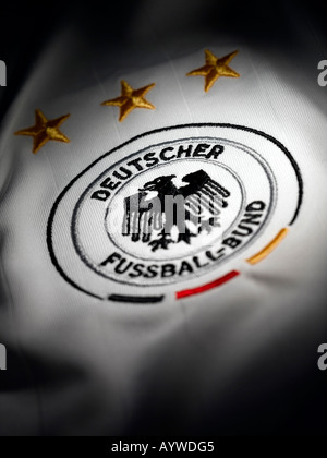 Un gros plan du logo sur un maillot de football allemand Banque D'Images