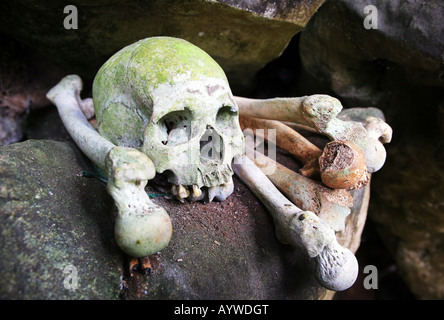 Indonésie : crâne et os dans une chambre funéraire des tombes dans les grottes de l'île de Sulawesi, Londa Banque D'Images