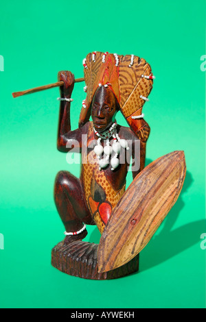 Statue sculptée du Kenya, l'Afrique, sur un fond vert. Banque D'Images