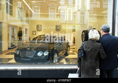 Window shopping pour les voitures de luxe Rolls Royce à Mayfair London UK Banque D'Images