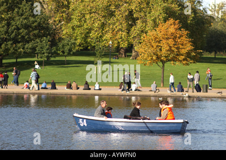 Barques sur le lac Serpentine, à Hyde Park à Londres, Angleterre Banque D'Images