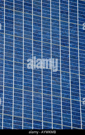 Panneaux solaires sur l'extérieur du bâtiment de la CEI, Manchester, Angleterre, RU Banque D'Images