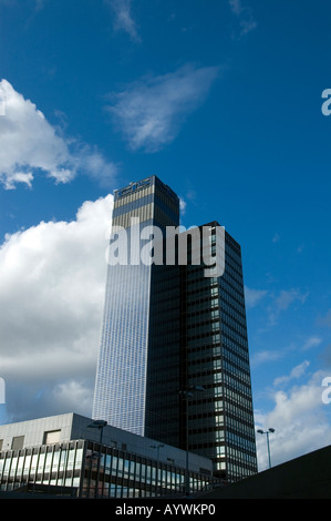 Panneaux solaires sur l'extérieur du bâtiment de la CEI, Manchester, Angleterre, RU Banque D'Images