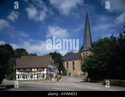 Volberger Kirche und Fachwerkhaus dans Roesrath-Hoffnungsthal, Naturpark, Bergisches Land Nordrhein-Westfalen Banque D'Images