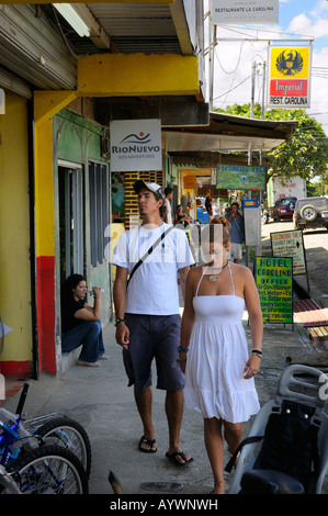 Jeune couple local attractif marcher sur le trottoir chaud de Puerto Jimenez Costa Rica Banque D'Images