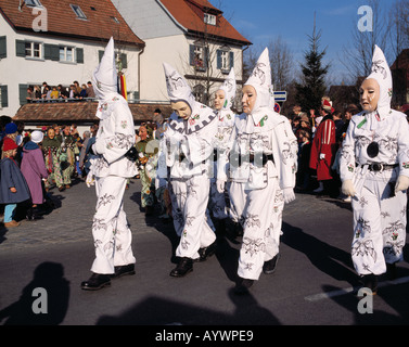 Carnaval, masques, D-Wangen, Baden-Wuerttemberg, Allgaeu, carnival procession, défilé étroit, étroit costumes, petit groupe, white caps a souligné, masque de larmes, pleurer, pleurer étroit goulet Banque D'Images
