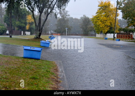 Route inondée avec blue recycling box Banque D'Images