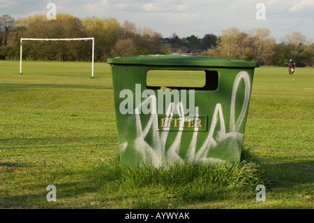 Corbeille de la litière avec lettrage doré et graffiti. Terrain de soccer Football. Cycle du moteur en arrière-plan. Banque D'Images