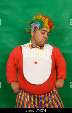 Portrait of a sad clown midget sur fond vert Banque D'Images