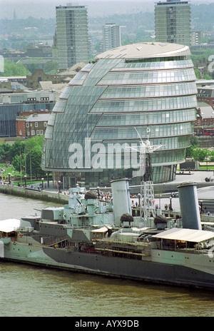 Le HMS Belfast devant l'Hôtel de ville de Londres le Monument Tower Banque D'Images