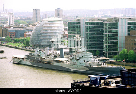 Le HMS Belfast devant l'Hôtel de ville de Londres le Monument Tower Banque D'Images