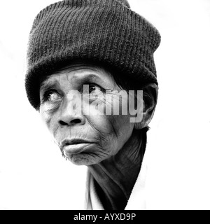 Un portrait d'un sans-abri femme thaïlandaise. C'est un portrait de la rue pris près de Bangkok en Thaïlande. Banque D'Images