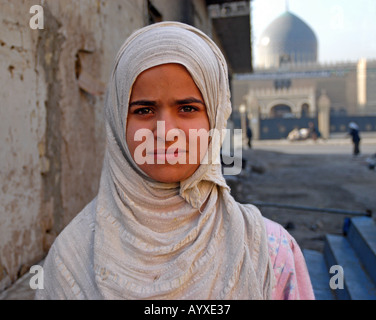Portrait de jeune fille iraquienne des adolescents avec l'Iraq Bagdad mosquée en arrière-plan Banque D'Images