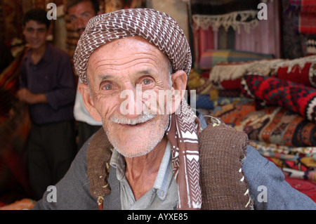 Portrait de l'homme kurde en face de tapis le souk de Sulemaniyah le nord de l'Iraq Banque D'Images
