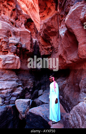 Guide bédouin à l'entrée de la fente étroite canyon Wadi Rum Jordanie Banque D'Images