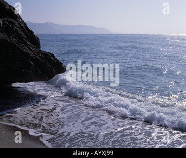 Kuestenlandschaft Felsenkueste, Brandung, schaeumendes, Meer, Wellen spuelen an den Strand, Costa del Sol, Andalusien Banque D'Images