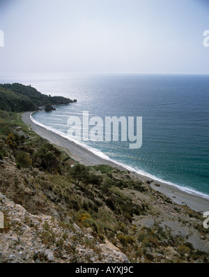 Kuestenlandschaft Felsenkueste, Brandung, schaeumendes, Meer, Wellen spuelen an den Strand, Costa del Sol, Andalusien Banque D'Images