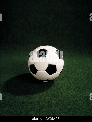 Sports, football, balle repose sur la pelouse, photographie symbolique Banque D'Images