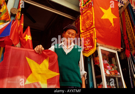 Vendeur de drapeaux vietnamiens dans son magasin . Hanoi . Vietnam du Nord Banque D'Images