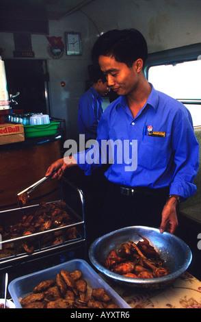 Hôtellerie la préparation des aliments dans la réunification Express train, qui s'exécute à partir de Ho Chi Minh Ville (Saigon) à Hanoi au Vietnam. Banque D'Images