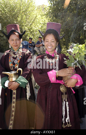 Femmes Ladakhi en robe traditionnelle avec des fleurs et pichet en laiton pendant le Festival du Ladakh à Leh, Ladakh, Inde. Banque D'Images